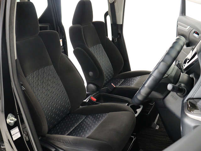 内装の状態も非常にクリーンな状態です｡
ご納車前には専門スタッフが
隅々までクリーニングを行います!