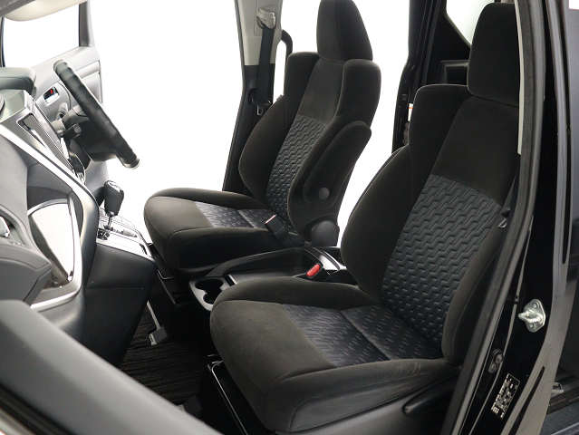 内装の状態も非常にクリーンな状態です｡
ご納車前には専門スタッフが
隅々までクリーニングを行います!