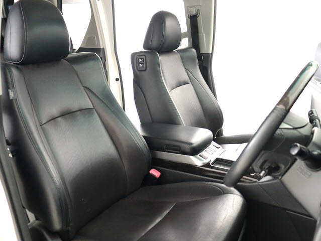 【メモリ機能付きパワーシート】
運転者専用セッティング可能な運転席です!
３名までのポジションを即呼び出します★
