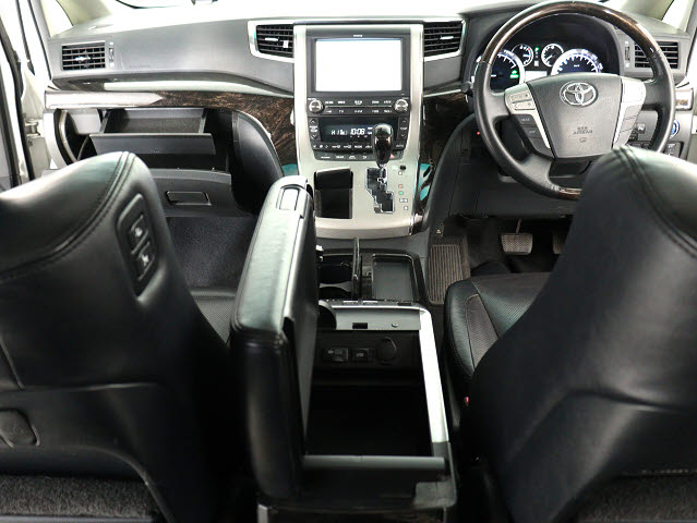 【運転席助手席も広々☆】
広々使えるのは後席だけではございません｡
国内最高峰ミニバンの特権ですね!