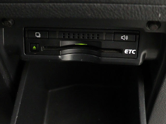 【ビルトインＥＴＣ】
後付けとは異なる一体感が魅力です｡
高速道路でストレスなく走行できます｡