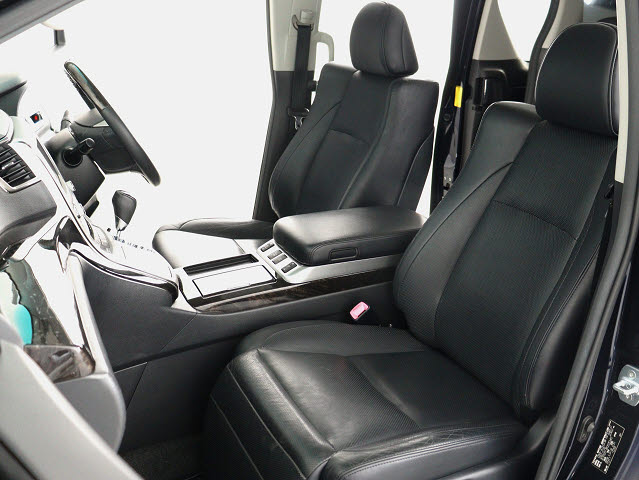 内装の状態も非常にクリーンな状態です｡
ご納車前には専門スタッフが
隅々までクリーニングを行います!