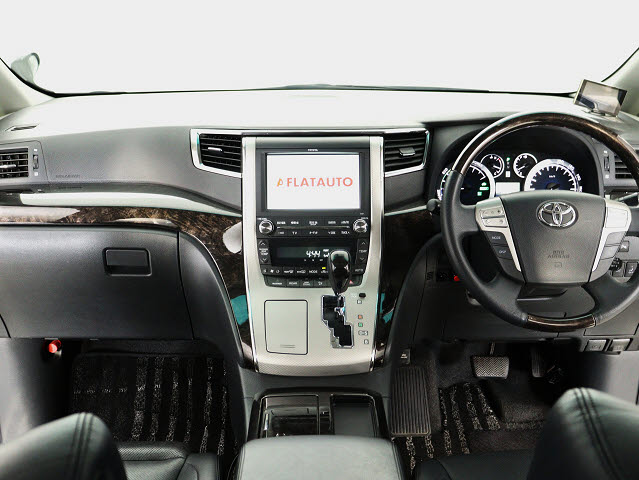 【運転席助手席も広々☆】
広々使えるのは後席だけではございません｡
国内最高峰ミニバンの特権ですね!