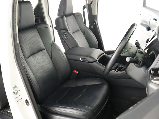 【メモリ機能付きパワーシート】
運転者専用セッティング可能な運転席です!
３名までのポジションを即呼び出します★