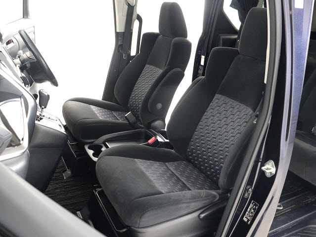 内装の状態も非常にクリーンな状態です｡
ご納車前には専門スタッフが
隅々までクリーニングを行います!