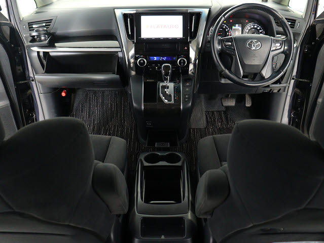 【運転席助手席も広々☆】
広々使えるのは後席だけではございません｡
国内最高峰ミニバンの特権ですね!