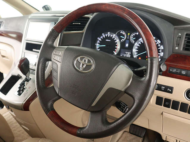 【本革巻きウッドコンビステアリング】
同色のウッド部分と本革のコンビハンドル!
高級感にあふれたステアリングです!