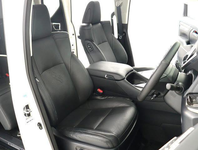 【メモリ機能付きパワーシート】
運転者専用セッティング可能な運転席です!
３名までのポジションを即呼び出します★