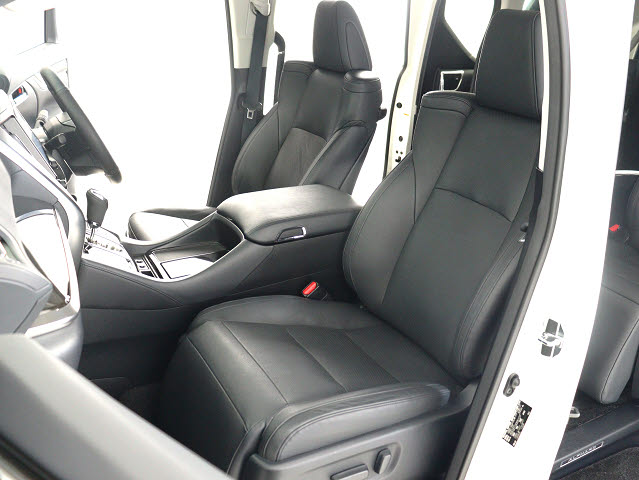 【前席シートヒーター付き】
冬に嬉しいシートヒーター付きのお車です!
エアコンよりも早く暖かくなり､快適です♪