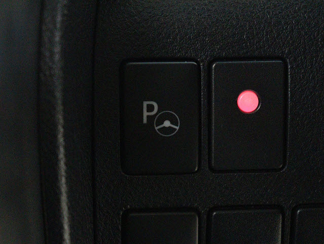 【パーキングアシスト】
ミニバンも安心のパーキングアシスト機能!
運転に不慣れな方でも安心の希少装備です