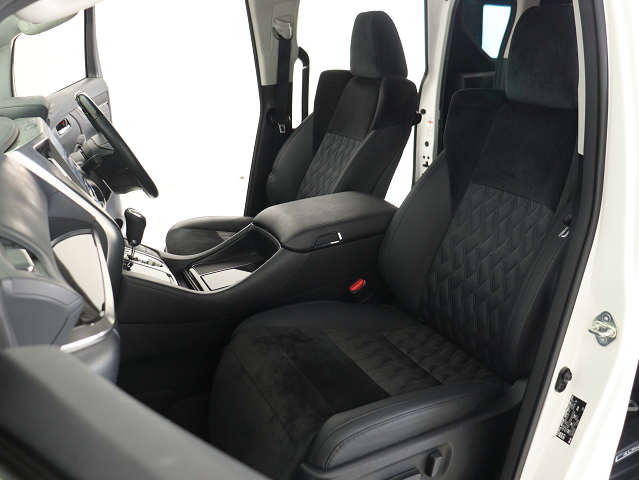 内装の状態も非常にクリーンな状態です｡
ご納車前には専門スタッフが
隅々までクリーニングを行います!