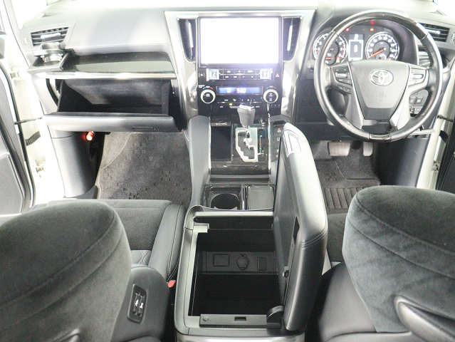 【運転席助手席も広々☆】
広々使えるのは後席だけではございません｡
国内最高峰ミニバンの特権ですね!