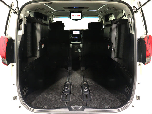 【広々トランクルーム】
スーツケース､ゴルフバッグも楽々収納可能
大人数での旅行にもピッタリの収容量です