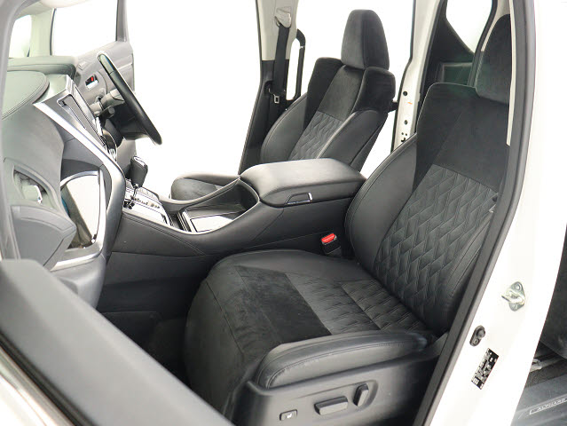 内装の状態も非常にクリーンな状態です｡
ご納車前には専門スタッフが
隅々までクリーニングを行います!