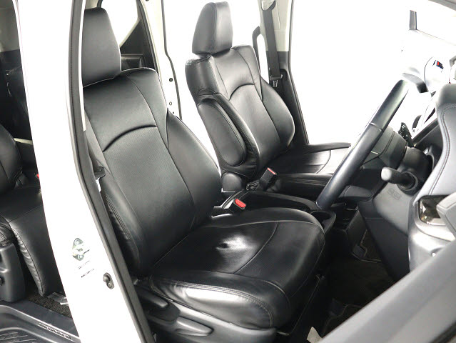 内装の状態も非常にクリーンな状態です｡
ご納車前には専門スタッフが
隅々までクリーニングを行います!