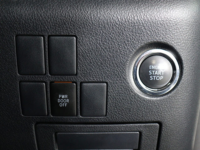 【プッシュスタート】
エンジン始動時はプッシュスタートを採用!
カバンから鍵を取り出す手間も不要です｡