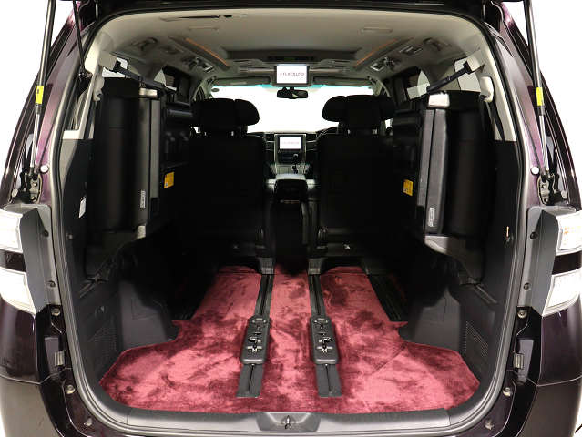 【広々トランクルーム】
スーツケース､ゴルフバッグも楽々収納可能
大人数での旅行にもピッタリの収容量です