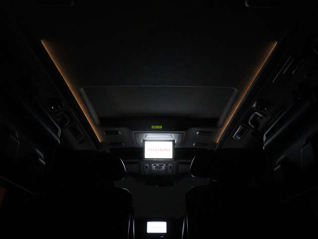 夜間に室内を照らしてくれるルームライトで
す