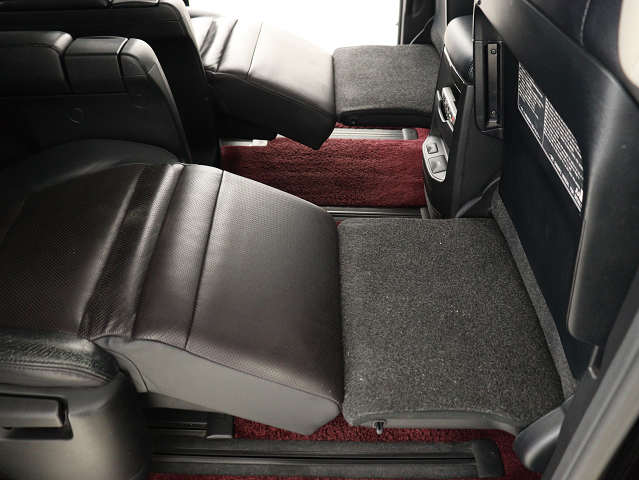 【エグゼクティブパワーシート】
高級感溢れるセカンドシートでございます!
電動リクライニング､オットマン完備!