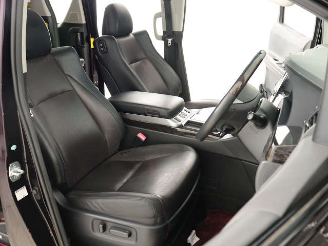 内装の状態も非常にクリーンな状態です｡
ご納車前には専門スタッフが
隅々までクリーニングを行います!