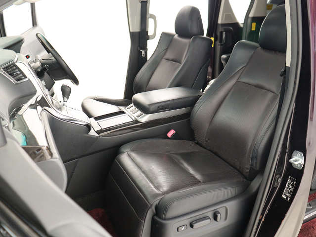 内装の状態も非常にクリーンな状態です｡
ご納車前には専門スタッフが
隅々までクリーニングを行います!