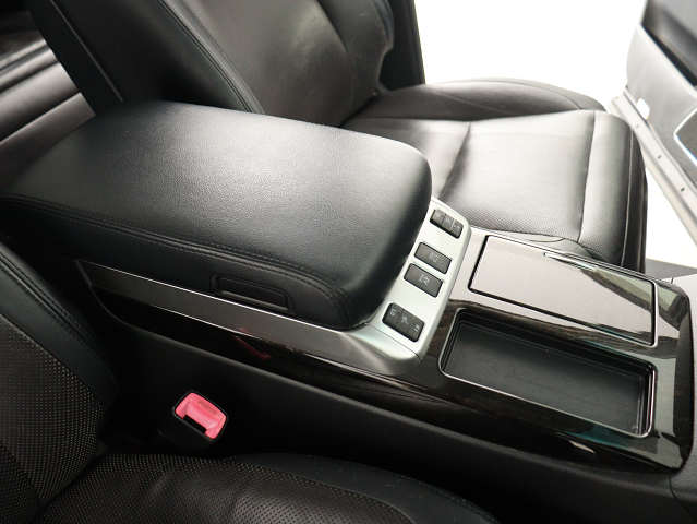 【コンソールボックス】
大容量の収納力が魅力的なコンソールです!
ドリンクホルダーも使いやすい配置です!