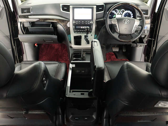 【運転席助手席も広々☆】
広々使えるのは後席だけではございません｡
国内最高峰ミニバンの特権ですね!