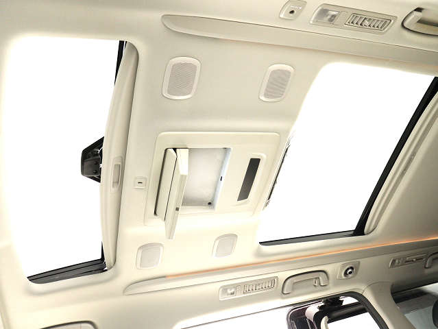 【大人気☆ツインサンルーフ】
見た目もカッコよく、車内の解放感も演出!
必須条件にされるほどの大人気装備です!