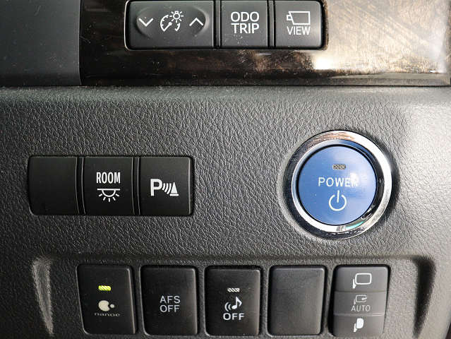 【プッシュスタート】
エンジン始動時はプッシュスタートを採用!
カバンから鍵を取り出す手間も不要です｡