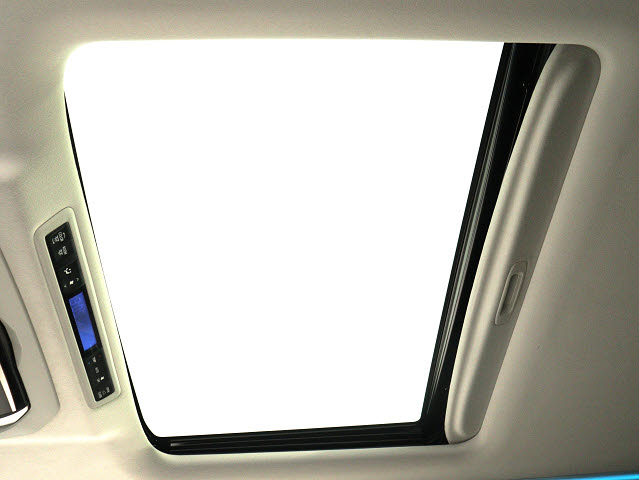 【大人気☆ツインサンルーフ】
見た目もカッコよく、車内の解放感も演出!
必須条件にされるほどの大人気装備です!