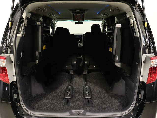 【広々トランクルーム】
スーツケース､ゴルフバッグも楽々収納可能
大人数での旅行にもピッタリの収容量です