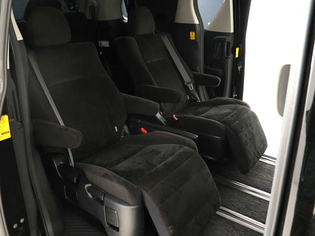 【オットマン完備】
足を伸ばして座れるオットマン完備!
後席の快適空間でドライブをすることが可能