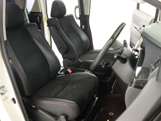 【高級感満載のハーフレザーシート】
カンターラの座面もおしゃれです♪
非常に人気なスポーティシートとなります!