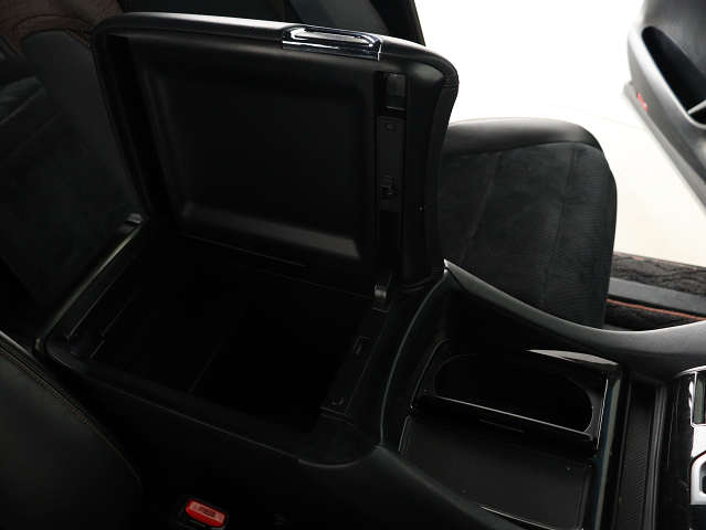 【コンソールボックス】
大容量の収納力が魅力的なコンソールです!
ドリンクホルダーも使いやすい配置です!