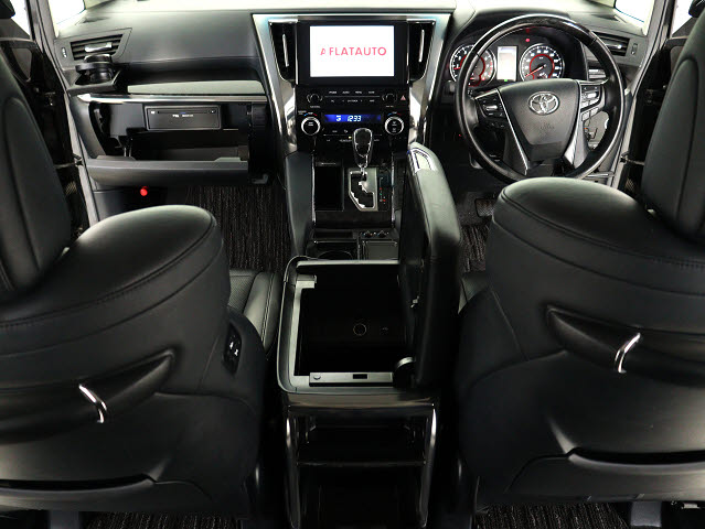 【運転席助手席も広々☆】
広々使えるのは後席だけではございません｡
国内最高峰ミニバンの特権ですね!