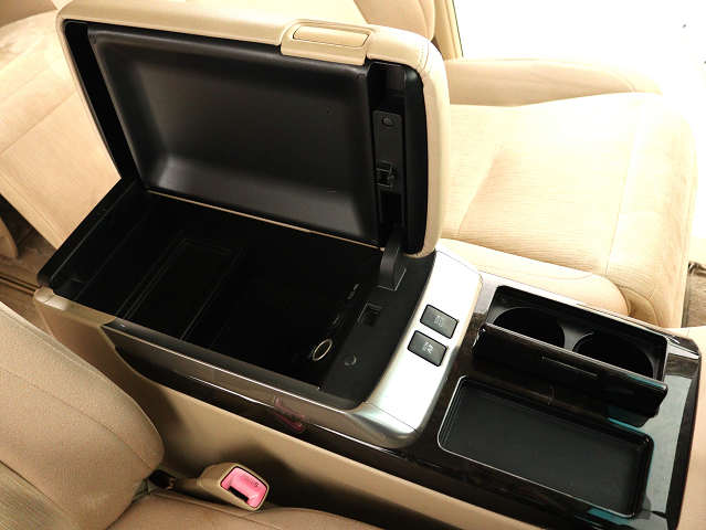 【コンソールボックス】
大容量の収納力が魅力的なコンソールです!
ドリンクホルダーも使いやすい配置です!