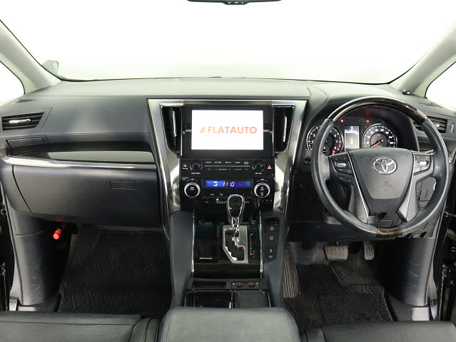 【運転席助手席も広々☆】
広々使えるのは後席だけではございません｡
国内最高峰ミニバンの特権ですね!