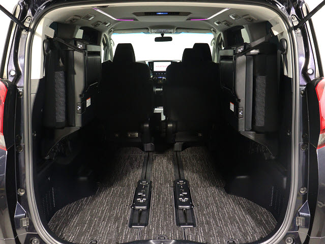 【広々トランクルーム】
スーツケース､ゴルフバッグも楽々収納可能
大人数での旅行にもピッタリの収容量です