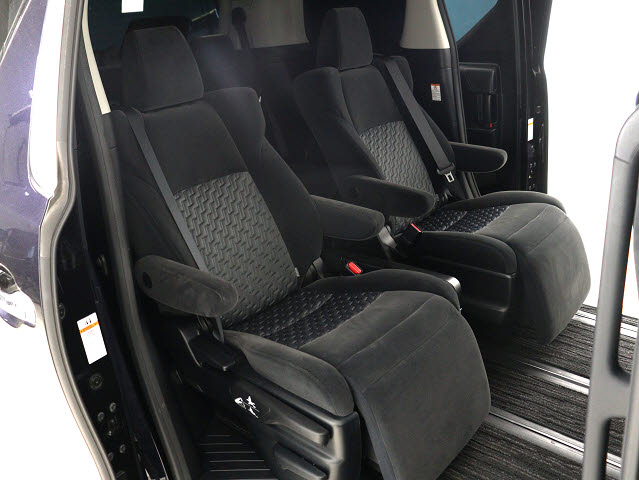 【オットマン完備】
足を伸ばして座れるオットマン完備!
後席の快適空間でドライブをすることが可能