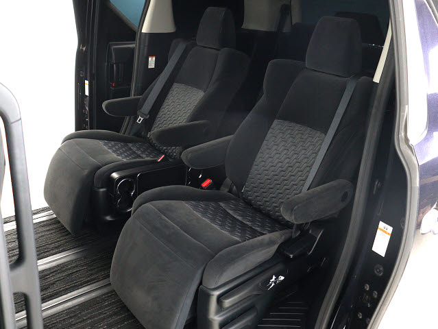 【オットマン完備】
足を伸ばして座れるオットマン完備!
後席の快適空間でドライブをすることが可能