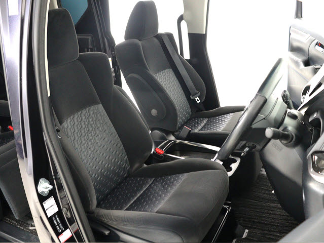 内装の状態も非常にクリーンな状態です｡
ご納車前には専門スタッフが
隅々までクリーニングを行います!