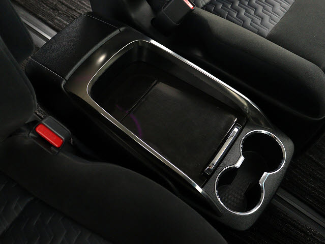 【スライド式コンソールボックス】
大容量の収納力が魅力的なコンソールです!
ドリンクホルダーも使いやすい配置です!