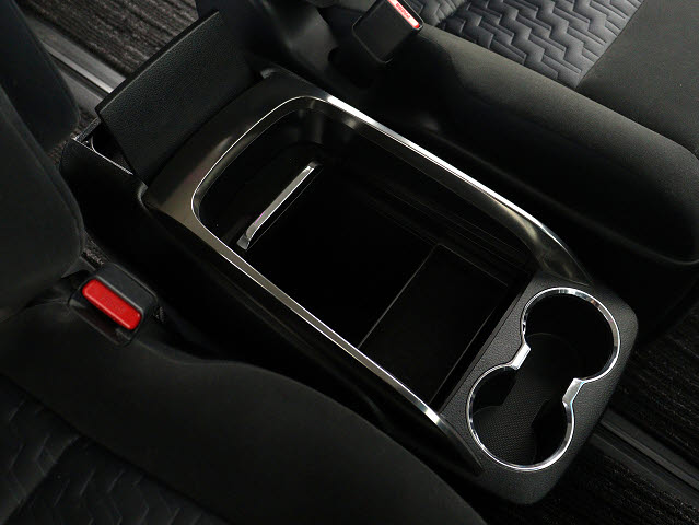 【スライド式コンソールボックス】
大容量の収納力が魅力的なコンソールです!
ドリンクホルダーも使いやすい配置です!