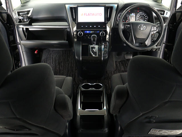 【運転席助手席も広々☆】
広々使えるのは後席だけではございません｡
国内最高峰ミニバンの特権ですね!