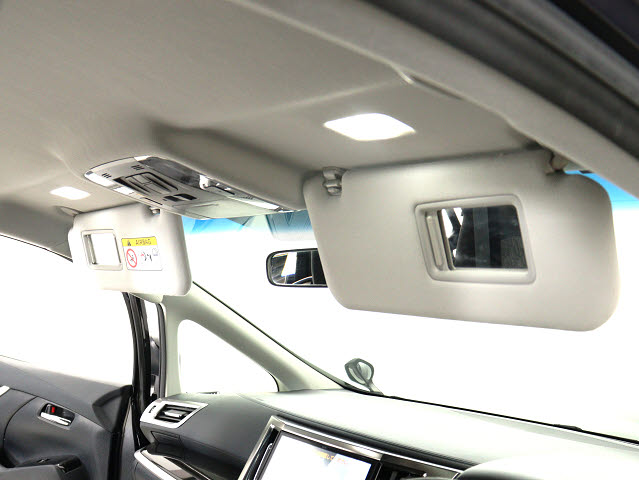 内装の状態も非常にクリーンな状態です｡
ご納車前には専門スタッフが
隅々までクリーニングを行います!