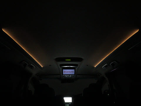 夜間に室内を照らすルームランプです♪
