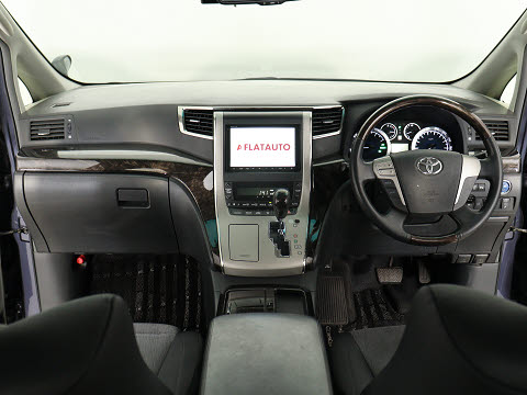 【運転席助手席も広々☆】
広々使えるのは後席だけではございません｡
国内最高峰ミニバンの特権ですね!