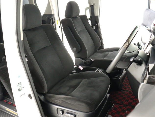 【メモリ機能付きパワーシート】
運転者専用セッティング可能な運転席です!
３名までのポジションを即呼び出します★