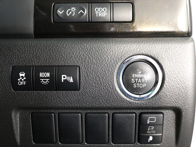 【プッシュスタート】
エンジン始動時はプッシュスタートを採用!
カバンから鍵を取り出す手間も不要です｡