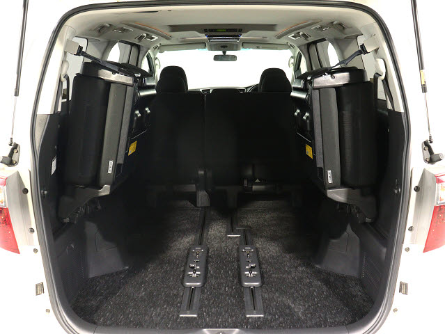 【広々トランクルーム】
スーツケース､ゴルフバッグも楽々収納可能
大人数での旅行にもピッタリの収容量です